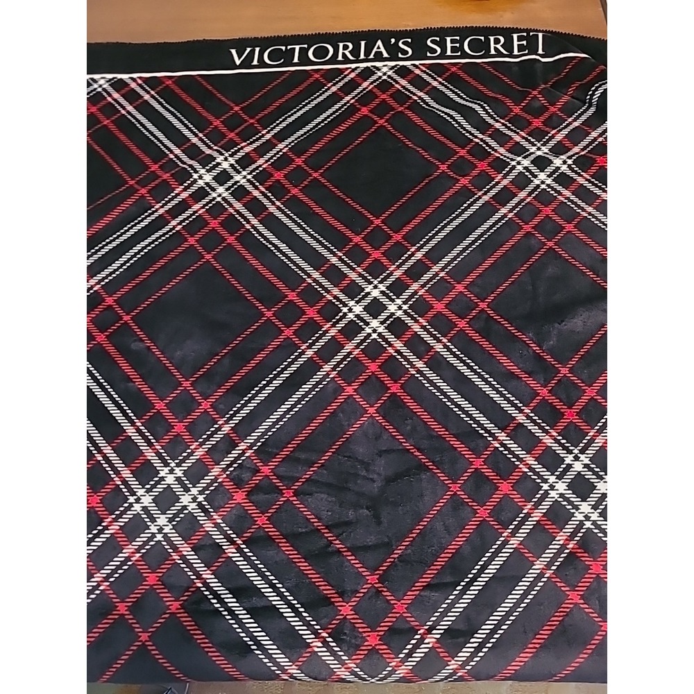 Victoria's Secret Sherpa Fleece Cozy Blanket Black Red and White Color 50"x60"
